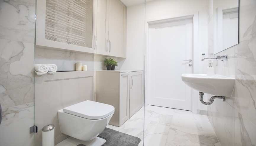 Łazienka dobrze zaprojektowana – czyli gdzie umieścić schowki?
