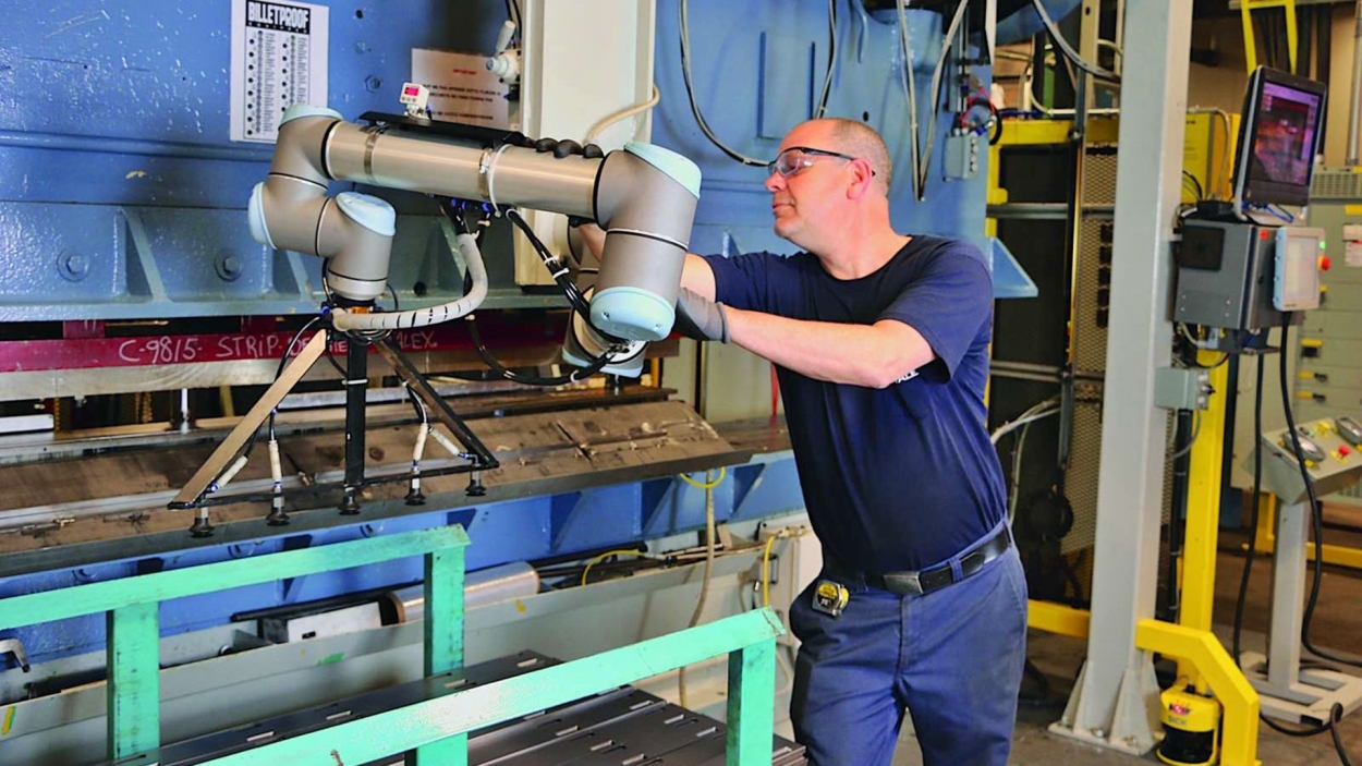 Roboty współpracujące w produkcji mebli i wyposażenia